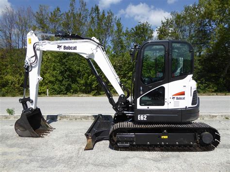 COMPACT EXCAVATORS E62 